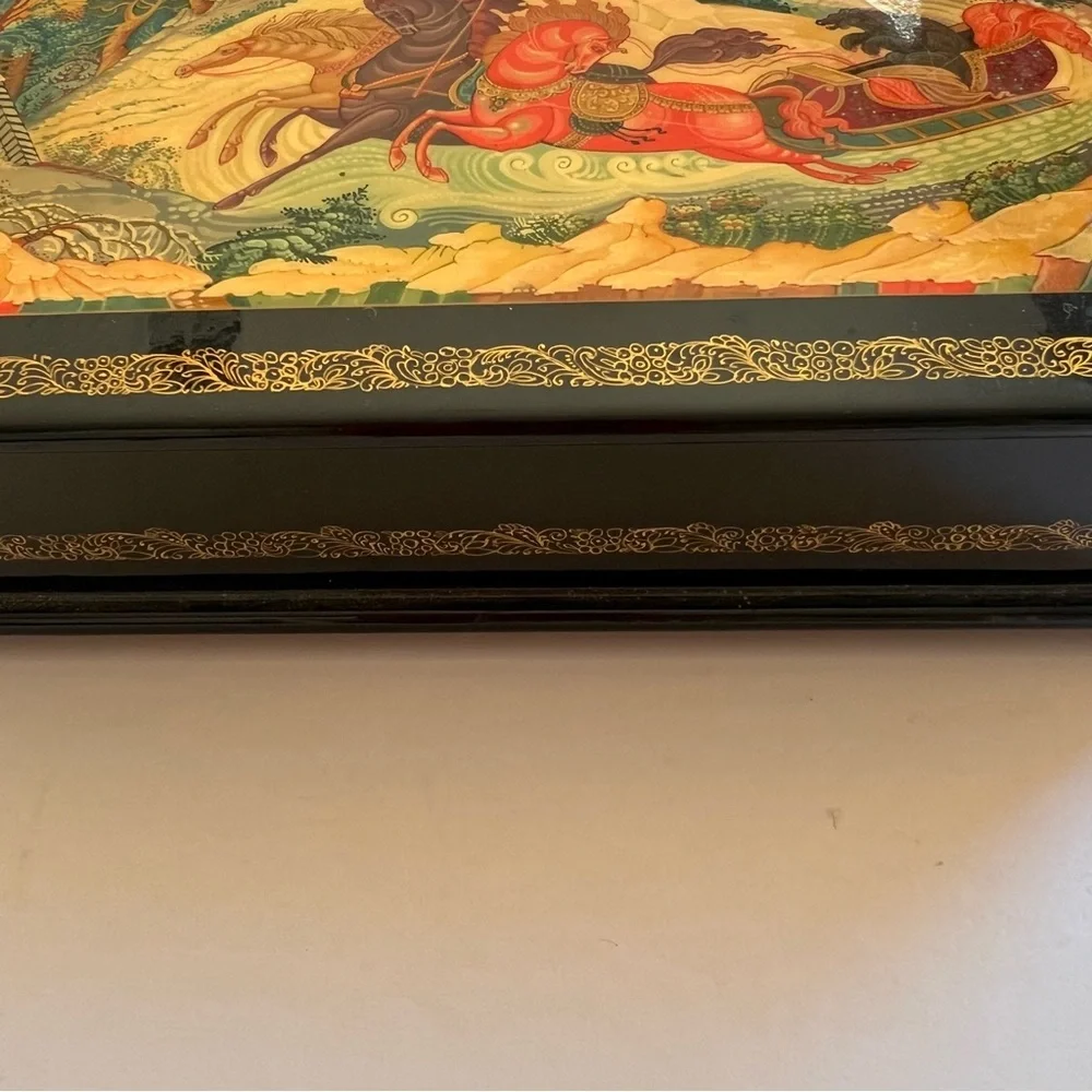 Vintage Russian Lacquer Box – Mstera Hand-Painted Papier-Mâché – 8” x 5” x 2”